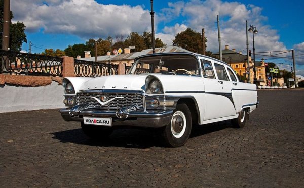 Но да се върнем към лекия автомобил от серия 505. Създаден е предимно, за да „настигне“ ГАЗ-2434, 31013 и 31012, така че мощността е приоритет. И в различни модификации ГАЗ-505 осигурява от 195 до 230 к.с. с въртящ момент от 412 Нм, а това вече е сериозно. В същото време той остава доста надежден и находчив. Не е изненадващо, че дори сега тези двигатели се оценяват от онези, които обичат да оборудват своята Волга с по-мощен двигател.